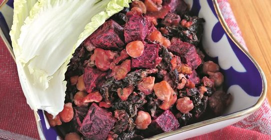 Салат из нута со свеклой и черносливом