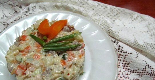 Салат с мясом свинины и копченой курицы