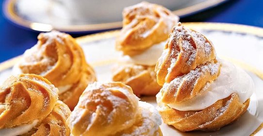 Профитроли с апельсиновым желе и взбитыми сливками