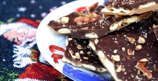 Крекеры с шоколадом и орехами