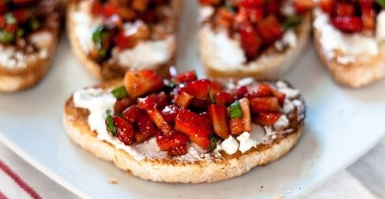 Брускетта с клубникой и козьим сыром