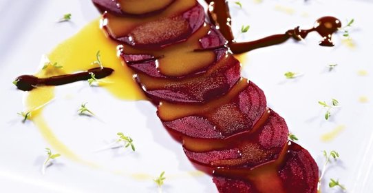 Карпаччо из свеклы с эмульсией из маракуйи и горьким шоколадом