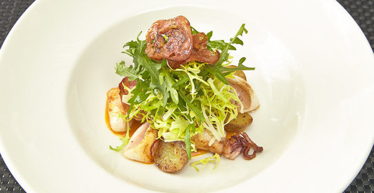 Теплый салат с мини-кальмарами