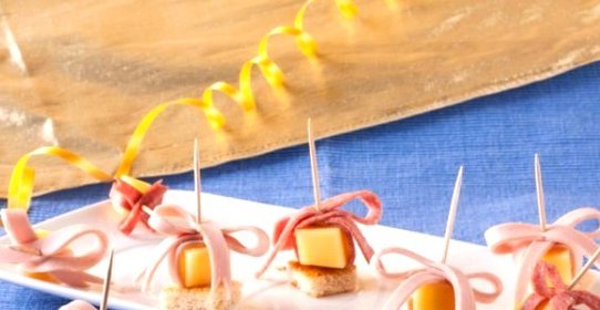 Канапе с сыром и колбасой