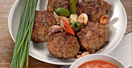 Котлеты с овсяными хлопьями и соусом чили