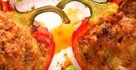 Фаршированные свининой перцы под сырной корочкой
