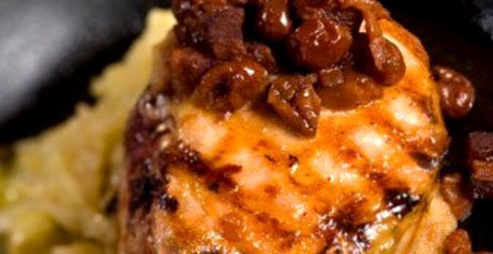 Баранина в соусе из вишни и портвейна с мятой