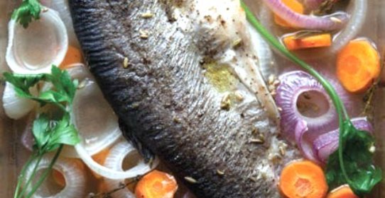 Форель пашот с луком и семенами укропа