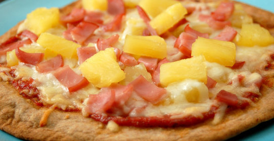 Быстрая пицца с ветчиной и ананасами