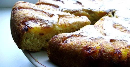 Шарлотка с вишней