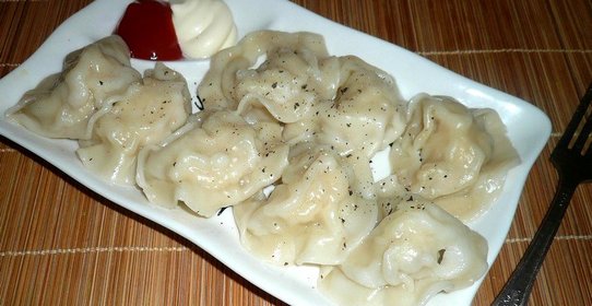 Домашние пельмени с куриной грудкой и луком