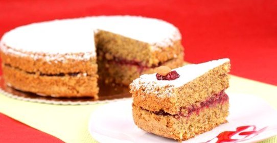 Тирольский пирог из гречневой муки с красной смородиной