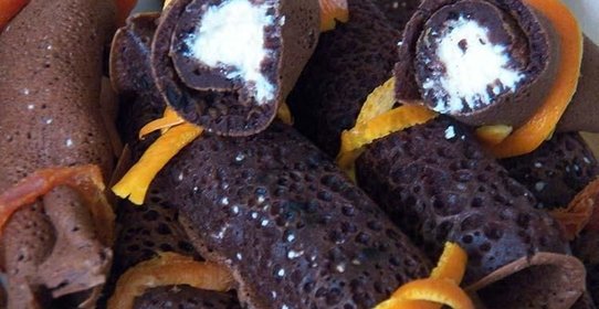 Шоколадные блины с творожной начинкой