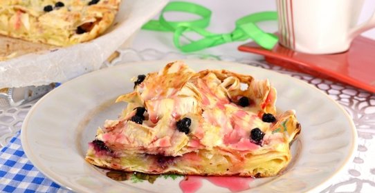 Пирог из подсохшего лаваша с яблоками и черникой