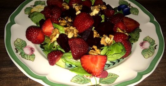 Салат из клубники и свеклы