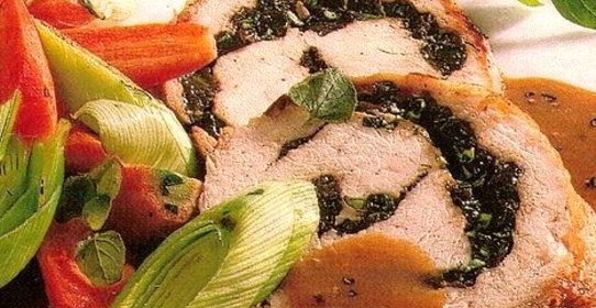 Рулетики из индейки со шпинатом и сыром в беконе