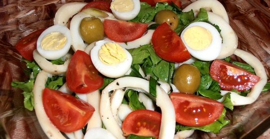 Новогодний салат из кальмаров