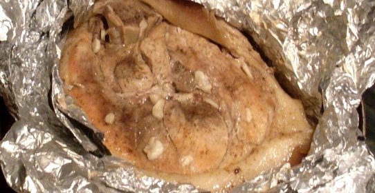 Свинина в фольге со специями и чесноком