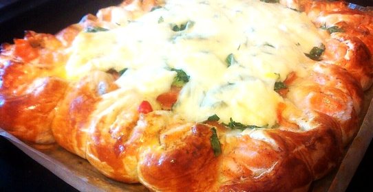 Красивый пирог с семгой и моцареллой