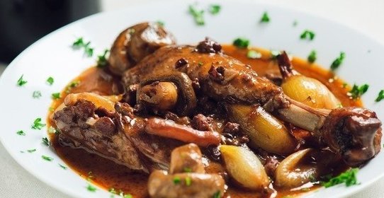 Петух в вине по-французски