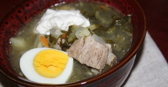 Зеленый борщ со щавлем и маринованными огурцами
