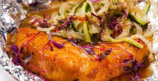 Лосось под чили-медовым соусом с лапшой из цукини