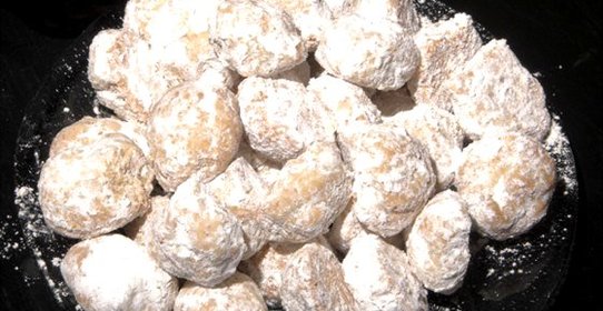 Печеные шарики с грецкими орехами в сахарной пудре