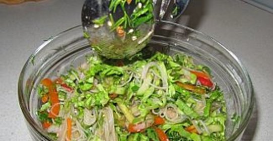 Салат с фунчезой и креветками