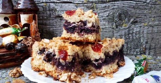Тёртый пирог с черникой и орехами