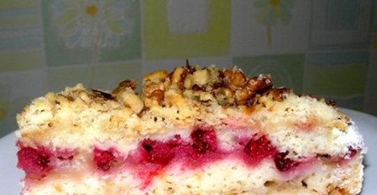 Шарлотка с брусникой и яблоками