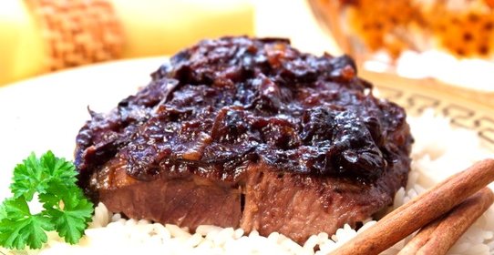 Баранина, тушенная с черносливом и корицей