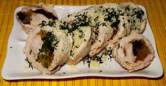 Рулет из индейки с начинкой из яблок и чернослива