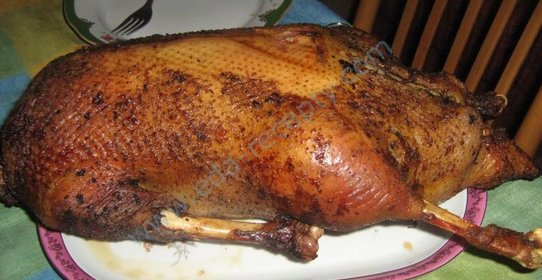 Запеченный гусь в духовке с яблоками