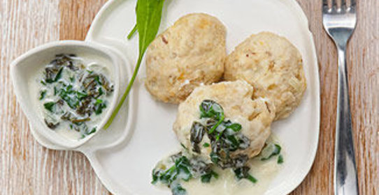 Куриные котлеты с зеленым соусом в мультиварке