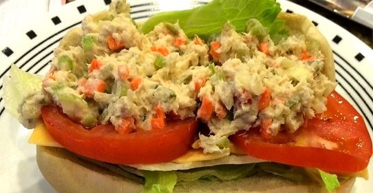 Простой салат с тунцом консервированным