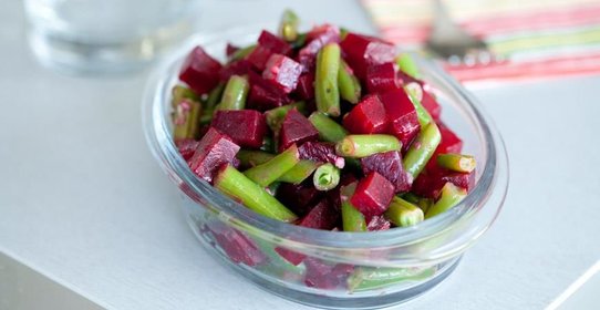 Теплый салат из свеклы с зеленой фасолью