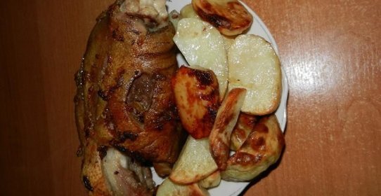 Свиная рулька запеченная в духовке с картошкой