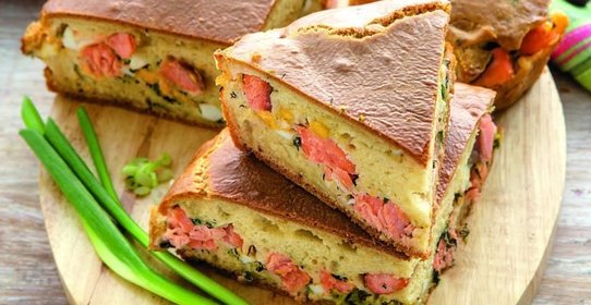 Пирог с лососем, яйцами и зеленью