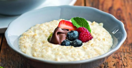 Овсяная каша с ягодами и ореховой пастой