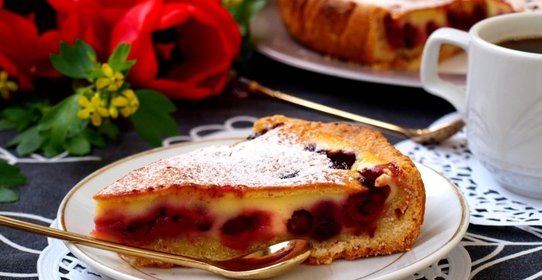 Ягодный пирог со сметанной заливкой