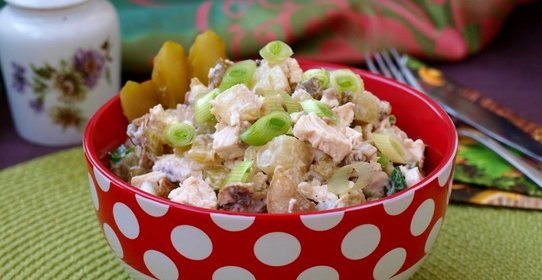 Салат с курицей, грибами, картофелем и огурцом