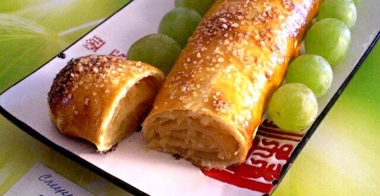 Рулет слоенный с яблоками