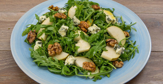 Салат с грушами и сыром рокфор за 15 минут