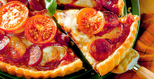 Пирог с томатами, красным луком и сметаной