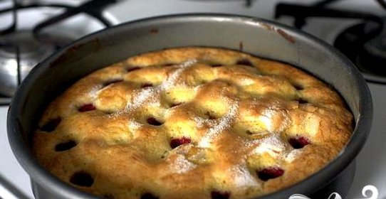 Пирог с малиной и пахтой