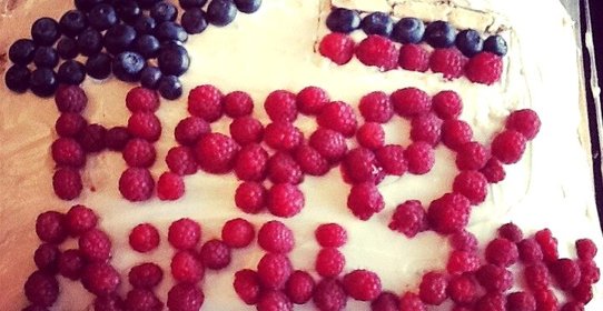 Бисквитный торт с фруктами и сметанным кремом