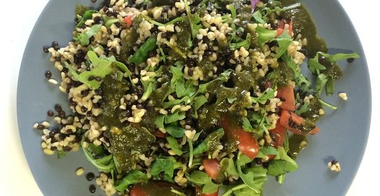 Зеленый салат с булгуром, чечевицей «белуга» и мятной заправкой