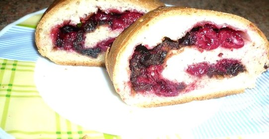 Постный рулет с вишней