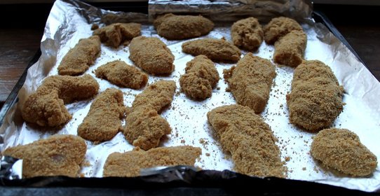 Куриное филе с йогуртом и горчицей, запеченное в крекерах