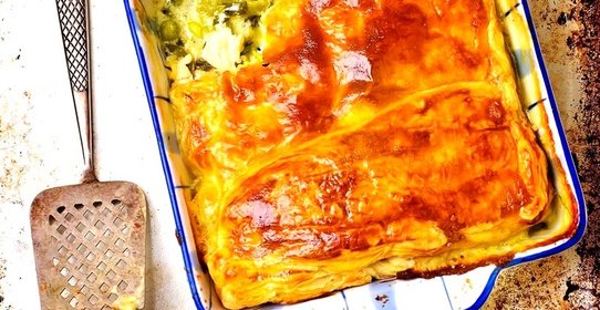 Слоеный пирог с куриным филе, фасолью и сыром